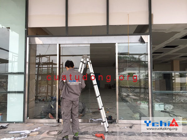 báo giá cửa kính trượt tự động