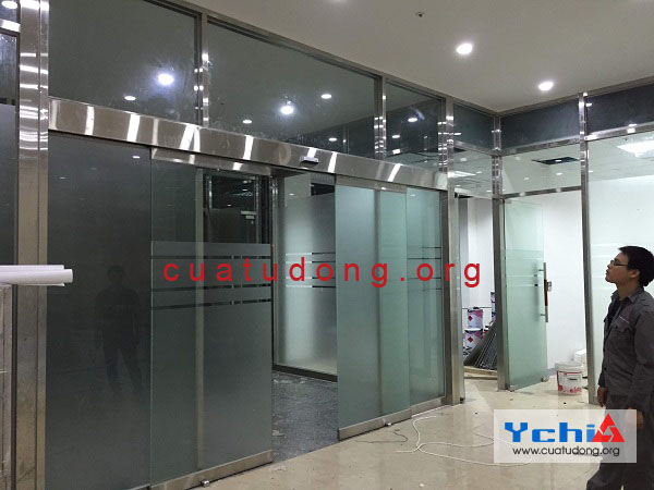 báo giá cửa kính trượt tự động