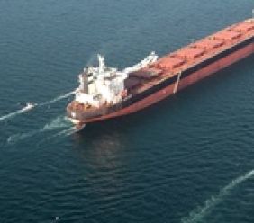 Giá dầu thô tăng khi Arab Saudi đóng đường ống qua Hormuz