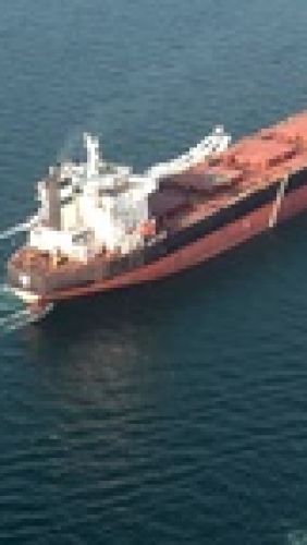 Giá dầu thô tăng khi Arab Saudi đóng đường ống qua Hormuz