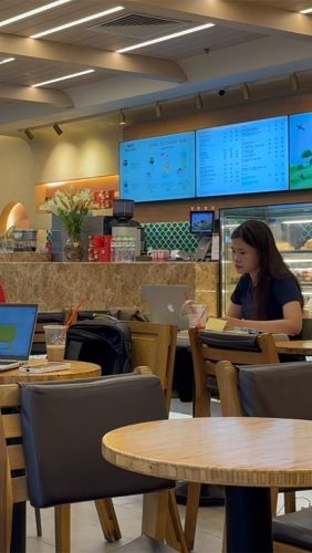 Phải trả tiền bản quyền để mở nhạc, chủ quán cà phê nói gì?