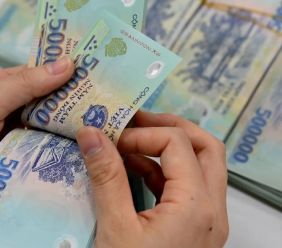 Lãi suất liên ngân hàng tăng vọt lên 13%