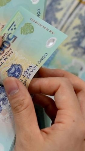 Lãi suất liên ngân hàng tăng vọt lên 13%