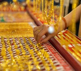 Dồn dập các cú sốc, giá vàng thế giới rơi về mức tương đương 140 triệu đồng/lượng