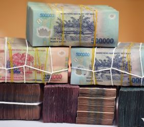 Con trai mua bảo hiểm rồi qua đời, người mẹ chật vật đòi hơn 2,3 tỷ đồng