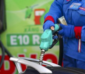 Giá xăng E10 giảm hơn 1.800 đồng một lít