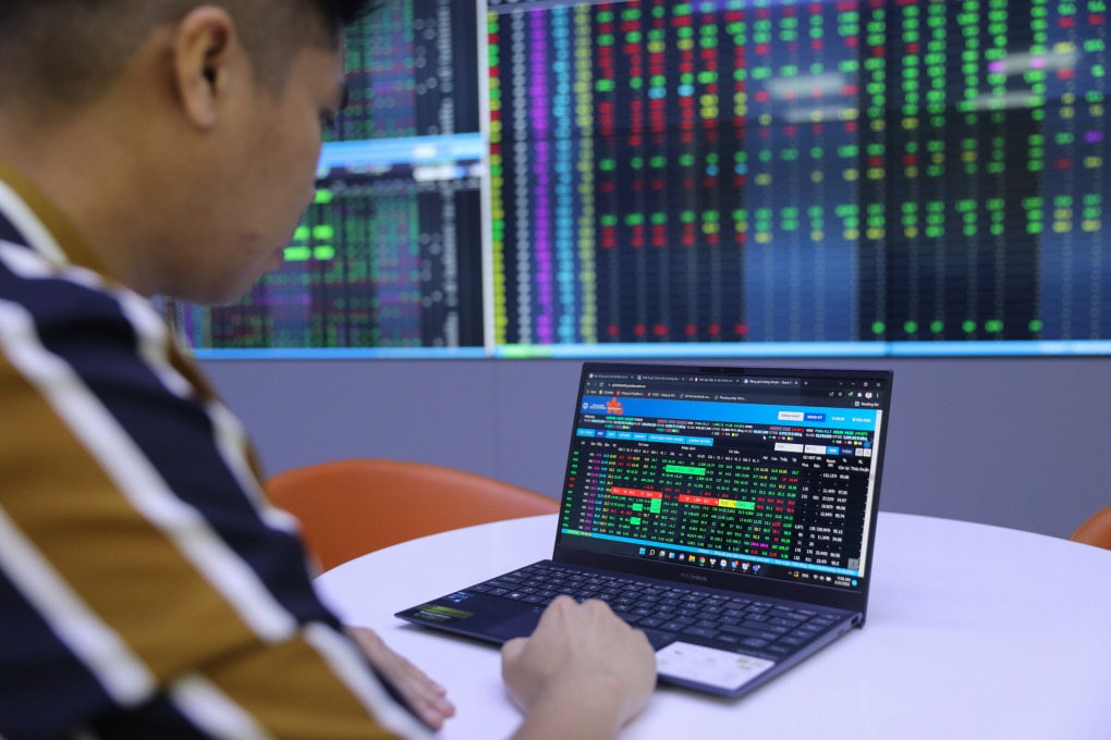 Nhà đầu tư theo dõi bảng giá điện tử tại một công ty chứng khoán ở TP HCM. Ảnh: Quỳnh Trần